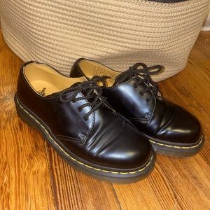 1461 3-eye Gibson Flat Shoes in soft leather black.